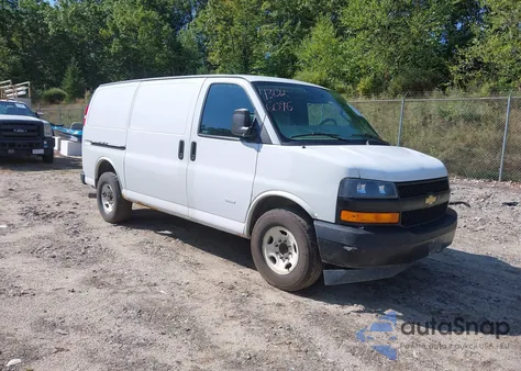 2019 Chevrolet Express 2500 Work Van z USA, uszkodzony, nr VIN 1GCWGAF18K1257383
